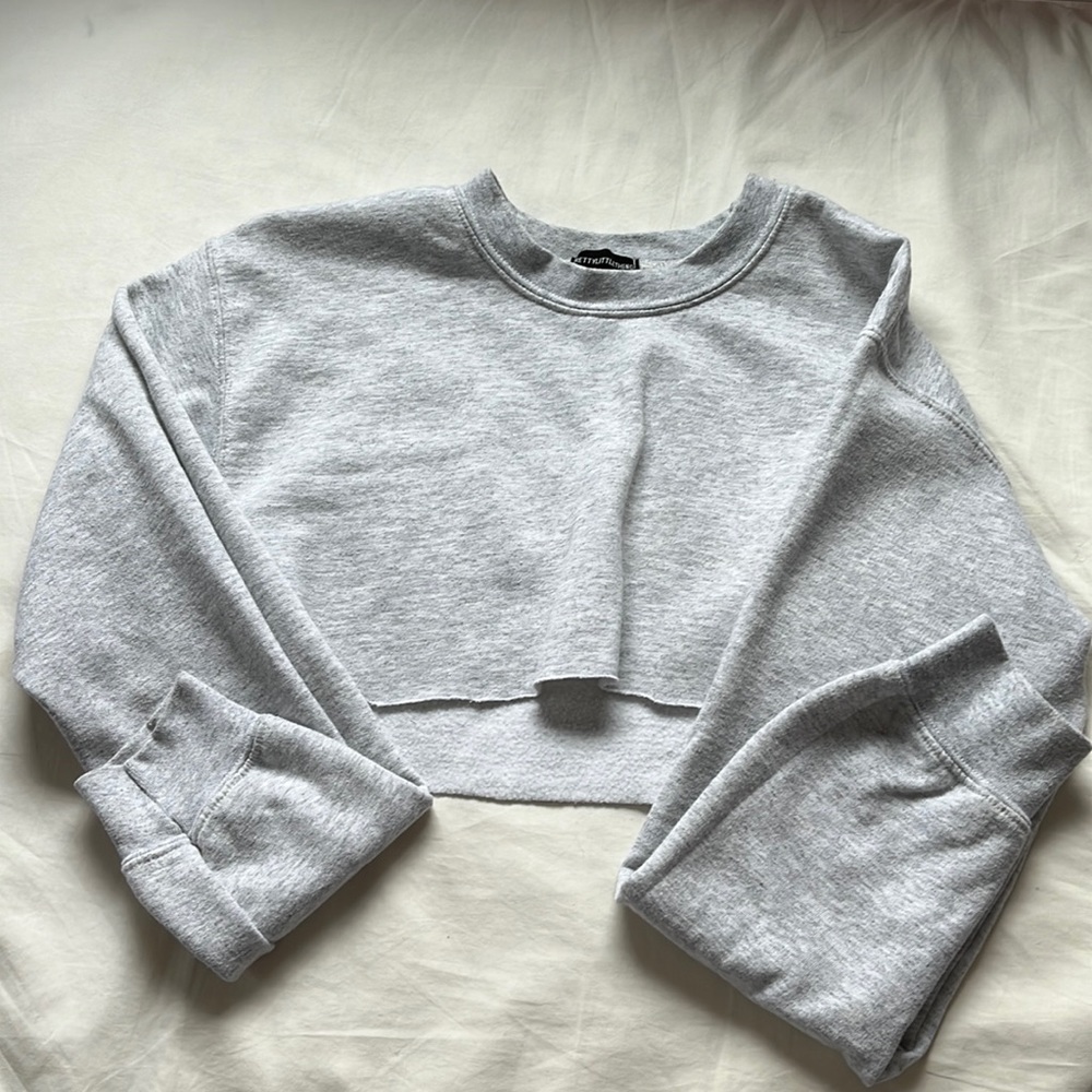 Prettylittlething grey cropped crewneck size us 6